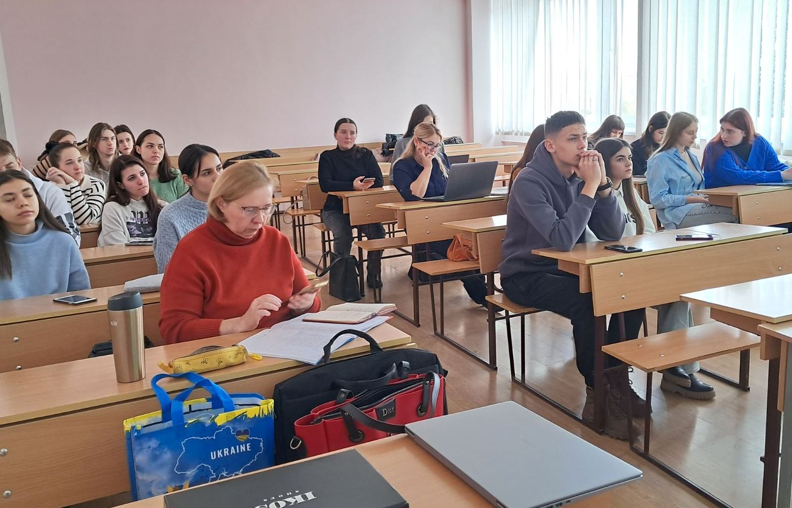 Студенти-журналісти та викладачі під час тренінгу